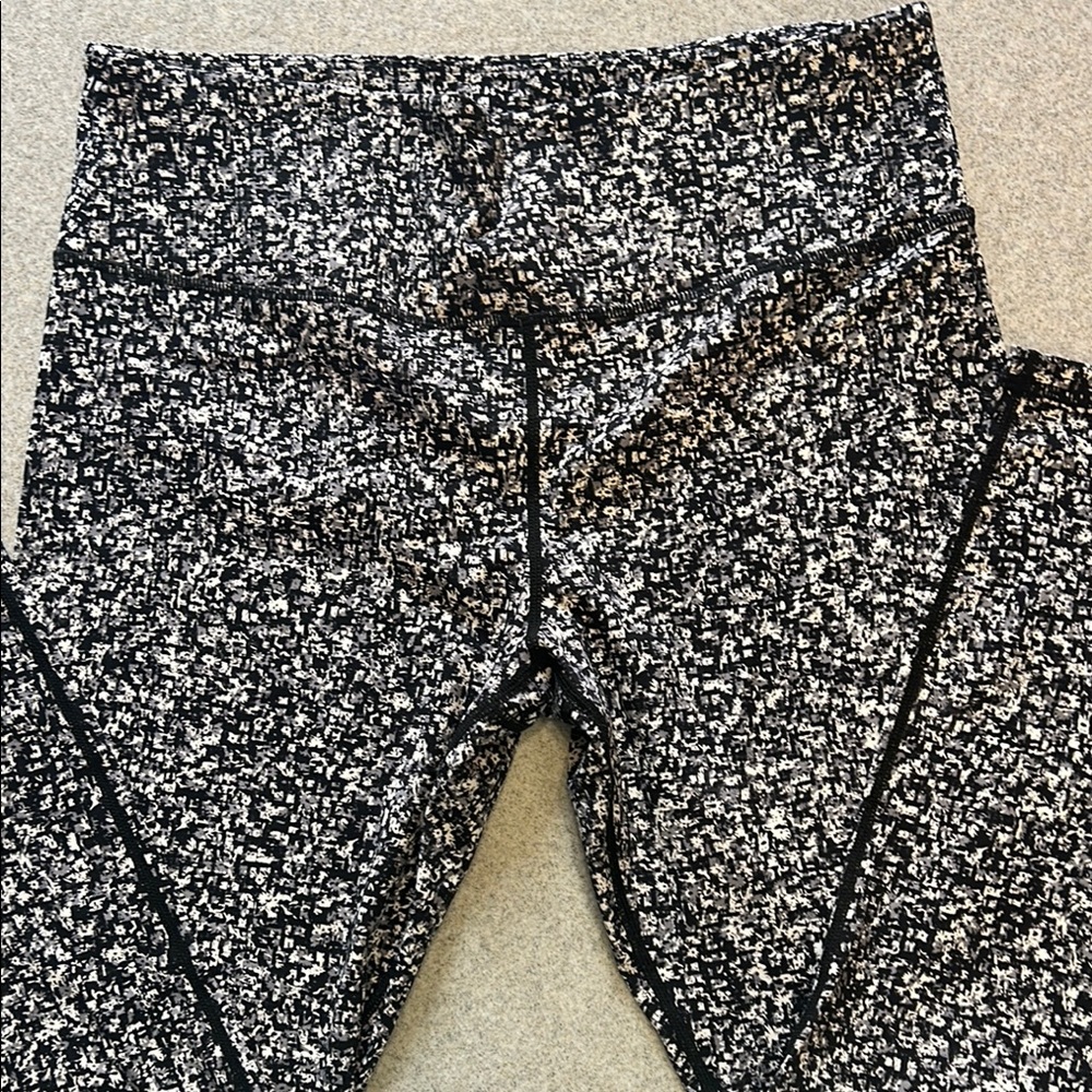 Zyia Luxe Size 12, 7/8 Length, Black and White Patterned Leggings